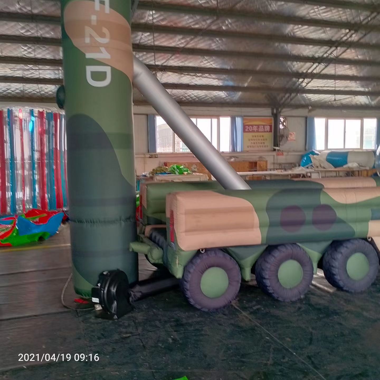 郧西军事演习中的充气目标车辆：模拟发射车雷达车坦克飞机